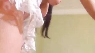 Грудастая стерва Lecinda возбуждает упругой жопой