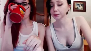 Очкастая рыженькая sailorwhore обнажает сиськи с подругой