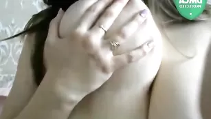 Развратная блудница SexyOle4ka трахает пизденку в привате