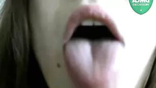 Развратная блудница SexyOle4ka трахает пизденку в привате