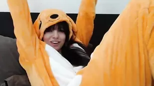 Нежная сучка Thekittykatbar трахает пизду толстым дилдо