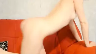 Блаженная чикса Vaalfreya трахает киску ловенсом