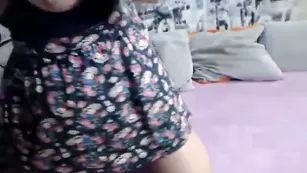 Симпатичная куколка Ewelina_ тискает пышные сиси