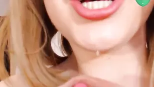 Пышногрудая самка LisaAnn_ облизывает пальчики