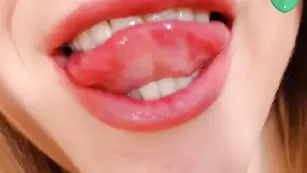 Пышногрудая самка LisaAnn_ облизывает пальчики