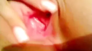 Сексапильная девка DiDiamond ласкает половые губки