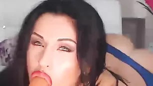 Покорная нимфа LexusGS ебется резиновым хуем