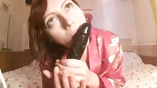 Озорная соска SexyLiliya отсасывает страпон