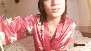 Озорная соска SexyLiliya отсасывает страпон