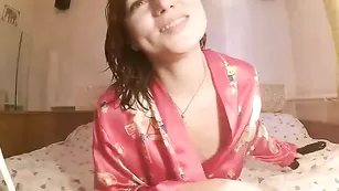 Озорная соска SexyLiliya отсасывает страпон