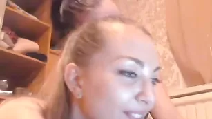 Знойные подружки fiery_passion отсасывают страпон