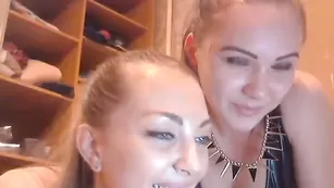 Знойные подружки fiery_passion отсасывают страпон