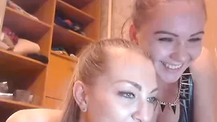 Знойные подружки fiery_passion отсасывают страпон