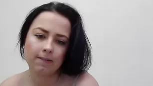 Русская самка Alina12345 ласково дрочит пизду