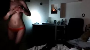 Знойная самка Laurenbrite трахает попку пробкой