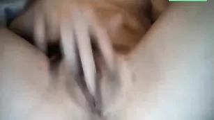 Озорная сучка Solnce1923 трахает киску пальчиками