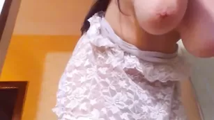 Озорная сучка Lecinda массирует большие сиськи