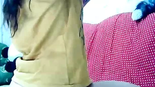 Худая крошка LeonZI ласкает пизденку под порно