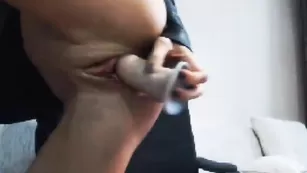 Женщина кошка HolyPassion разрабатывает обе дырки