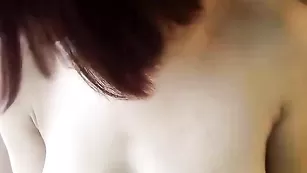 Рыженькая штучка prettymadam демонстрирует большие дойки