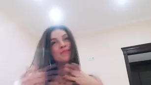 Черноволосая проказница Ceciliaa демонстрирует сиси