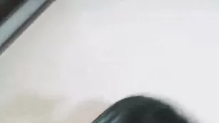 Черноволосая проказница Ceciliaa демонстрирует сиси