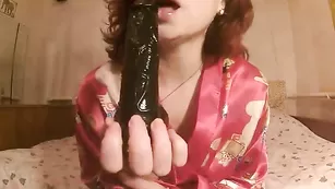 Рыженькая сучка SexyLiliya отсасывает фаллос