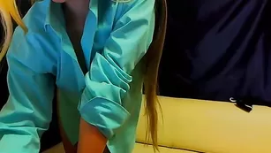 Блондиночка в очках оседлала резиновый хуй