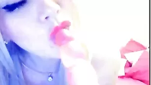 Смазливая блонда Arielle1 облизала дилдо