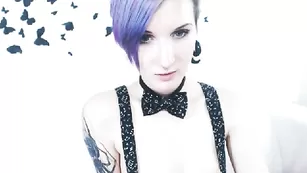 Татуированная худышка KeokiStar демонстрирует грудь