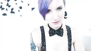 Татуированная худышка KeokiStar демонстрирует грудь