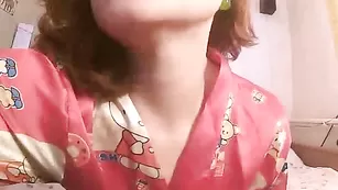 Хорошенькая сучка SexyLiliya ласкает мокрую киску