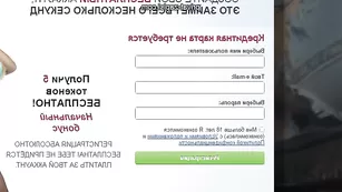 Озабоченная стерва BigLips ебет пизду в машине