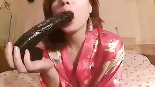 Пошлая бестия SexyLiliya облизывает самотык