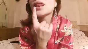 Пошлая бестия SexyLiliya облизывает самотык