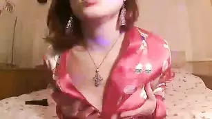 Пошлая бестия SexyLiliya облизывает самотык