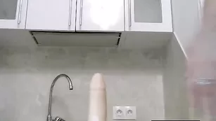 Блаженная соска Astarta69 поимела киску фаллосом