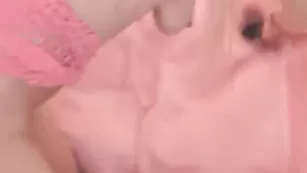 Белокурая сучка LadyKristy занялась сквиртом