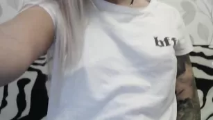 Татуированная красавица мастурбирует киску пальчиками