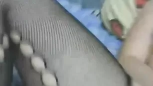 Стройная телочка LolaSexyGirl трахает анал пальчиком