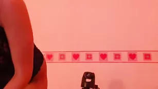 Озорная нимфа SexySabotage разминает упругие сисечки