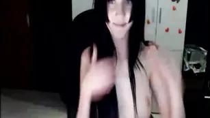 Строптивая модель angelsoflovee ласкает грудь и пизду
