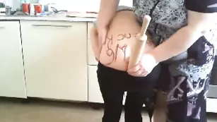 Зрелая толстуха Leilasek наказывает малолетку на кухне