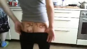 Зрелая толстуха Leilasek наказывает малолетку на кухне