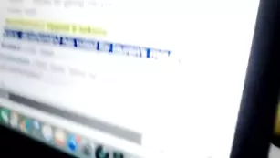 Веселая малышка Mermmaid обрабатывает хуй парня