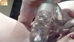 Беременная брюнеточка долбит пизду фаллосом