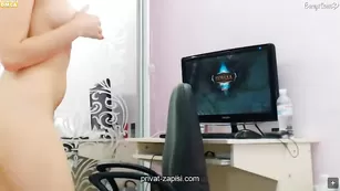 Блестящая нимфа YourBirdie развлекается с ловенсом