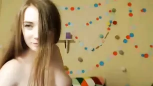 Милая дамочка Astlia тискает бритую пизду