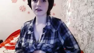 Пошлая шлюшка JeffJam хвастается большими сиськами