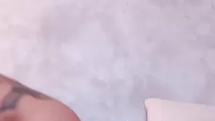 Жаркая нимфа ZnessaZ энергично трахает киску